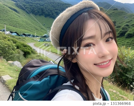 登山をする女性 131366968