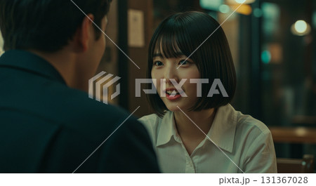 コーヒーを楽しむカップルの笑顔生成AI画像 コーヒーを楽しむカップルの笑顔生成AI画像 131367028