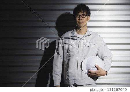 ヘルメットをかぶる作業服の男性 131367040