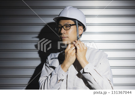 ヘルメットをかぶる作業服の男性 131367044