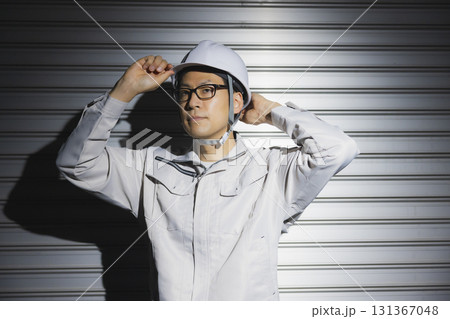 ヘルメットをかぶる作業服の男性 131367048