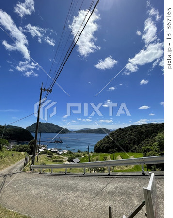 坂から見える海 131367165