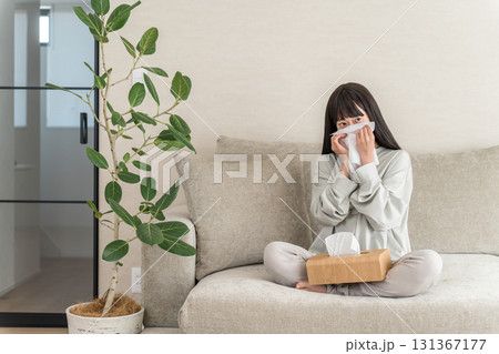 花粉症,鼻炎で鼻を噛む若いアジア人女性（スギ花粉,ヒノキ花粉,アレルギー性鼻炎） 131367177