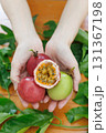パッションフルーツを持つ手 131367198