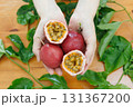 パッションフルーツを持つ手 131367200