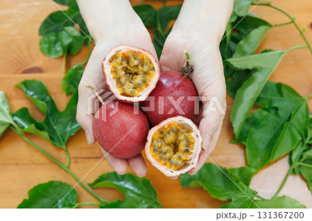 パッションフルーツを持つ手 131367200