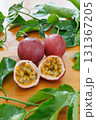 半分に切ったパッションフルーツとフレッシュな果実	 131367205