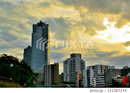 オレンジ色に染まる夕刻の聖路加ガーデン 131367234