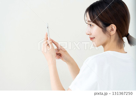 スマホを使う女性 スマホを使う女性 131367250