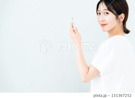 スマホを使う女性 スマホを使う女性 131367252