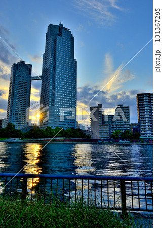 オレンジ色に染まる夕刻の聖路加ガーデン オレンジ色に染まる夕刻の聖路加ガーデン 131367295