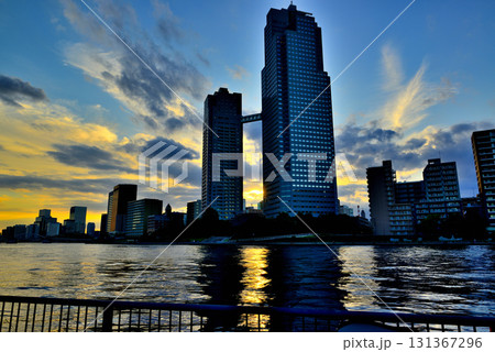 オレンジ色に染まる夕刻の聖路加ガーデン オレンジ色に染まる夕刻の聖路加ガーデン 131367296