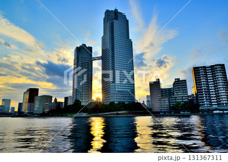 オレンジ色に染まる夕刻の聖路加ガーデン 131367311