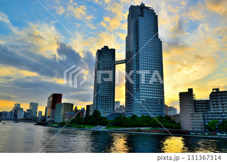 オレンジ色に染まる夕刻の聖路加ガーデン 131367314