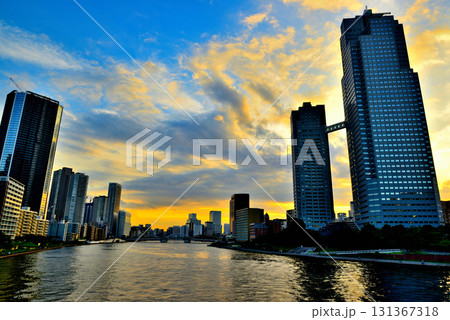 オレンジ色に染まる夕刻の聖路加ガーデン オレンジ色に染まる夕刻の聖路加ガーデン 131367318