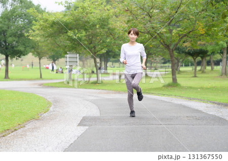 公園をランニングする二人の女性 131367550