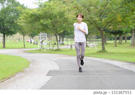 公園をランニングする二人の女性 131367551