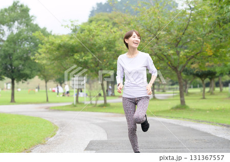 公園をランニングする二人の女性 公園をランニングする二人の女性 131367557