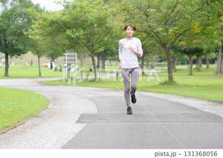 公園をランニングする二人の女性 131368056