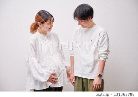 向き合う夫婦　妊婦　マタニティ 131368799