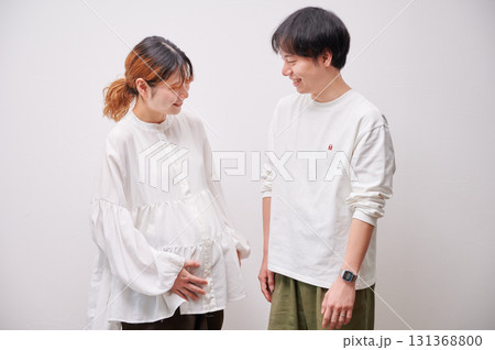 向き合う夫婦　妊婦　マタニティ 131368800