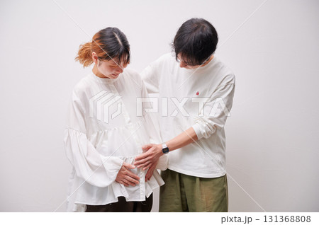 向き合う夫婦 妊婦 マタニティ 向き合う夫婦 妊婦 マタニティ 131368808