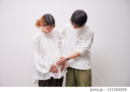 向き合う夫婦 妊婦 マタニティ 向き合う夫婦 妊婦 マタニティ 131368809