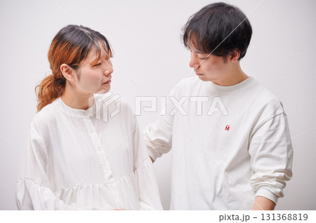 向き合う夫婦 妊婦 マタニティ 向き合う夫婦 妊婦 マタニティ 131368819