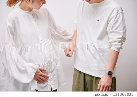 向き合う夫婦　妊婦　マタニティ 131368833