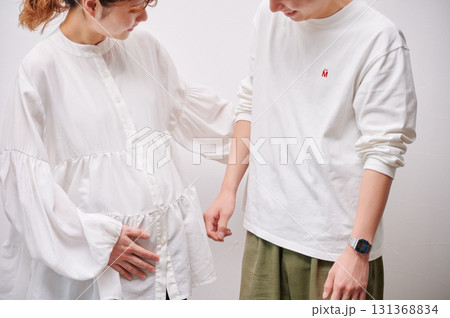 向き合う夫婦 妊婦 マタニティ 向き合う夫婦 妊婦 マタニティ 131368834
