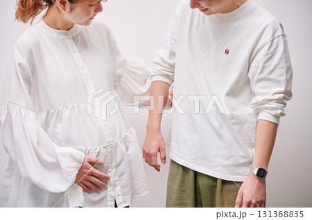 向き合う夫婦 妊婦 マタニティ 向き合う夫婦 妊婦 マタニティ 131368835