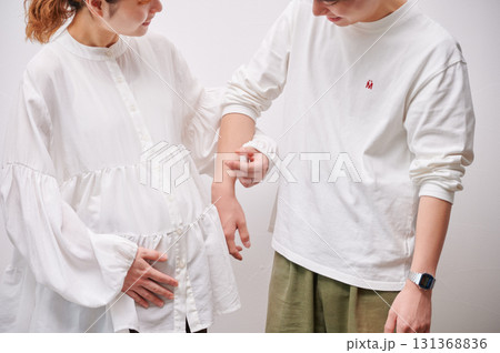 向き合う夫婦 妊婦 マタニティ 向き合う夫婦 妊婦 マタニティ 131368836