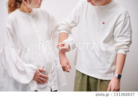向き合う夫婦　妊婦　マタニティ 131368837