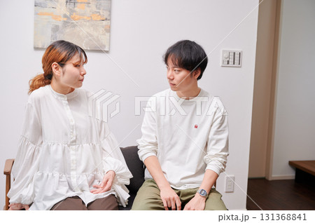 向き合う夫婦　妊婦　マタニティ 131368841