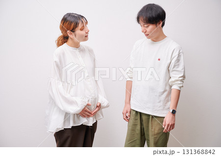 向き合う夫婦 妊婦 マタニティ 向き合う夫婦 妊婦 マタニティ 131368842