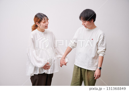 向き合う夫婦 妊婦 マタニティ 向き合う夫婦 妊婦 マタニティ 131368849