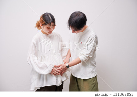 向き合う夫婦 妊婦 マタニティ 向き合う夫婦 妊婦 マタニティ 131368853