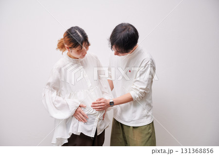向き合う夫婦　妊婦　マタニティ 131368856