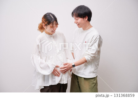 向き合う夫婦 妊婦 マタニティ 向き合う夫婦 妊婦 マタニティ 131368859