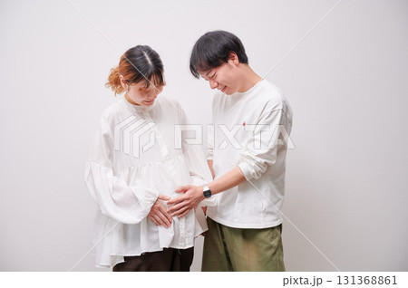 向き合う夫婦　妊婦　マタニティ 131368861