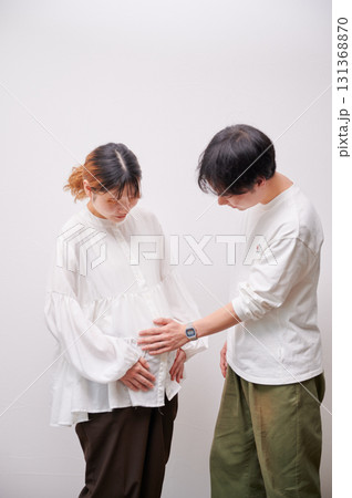 向き合う夫婦　妊婦　マタニティ 131368870