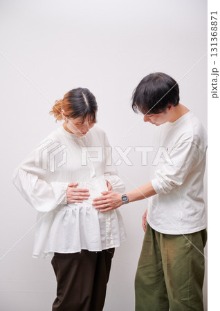 向き合う夫婦 妊婦 マタニティ 向き合う夫婦 妊婦 マタニティ 131368871