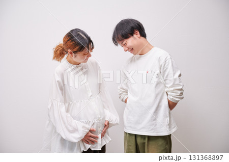 向き合う夫婦　妊婦　マタニティ 131368897