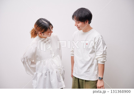 向き合う夫婦　妊婦　マタニティ 131368900