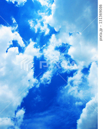 青空と白雲の美しい風景 131369086