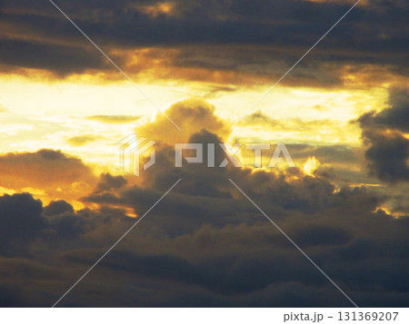 黒雲も広がる夕暮れの夕焼けの風景 131369207