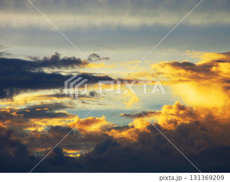 黒雲も広がる夕暮れの夕焼けの風景 131369209