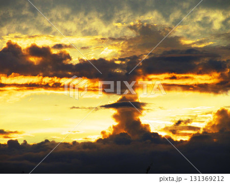 黒雲も広がる夕暮れの夕焼けの風景 131369212