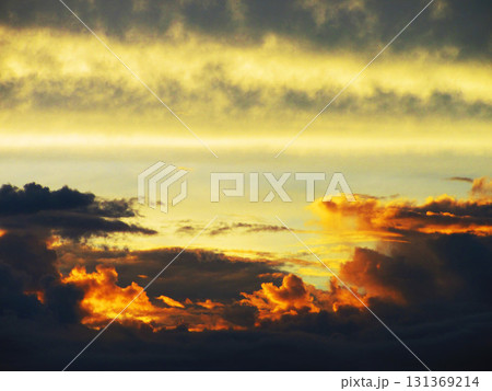 黒雲も広がる夕暮れの夕焼けの風景 131369214