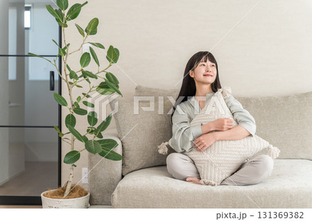 自宅のリビングでくつろぐ笑顔の若いアジア人女性 自宅のリビングでくつろぐ笑顔の若いアジア人女性 131369382